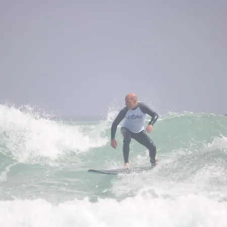 Alima Surf & מלון